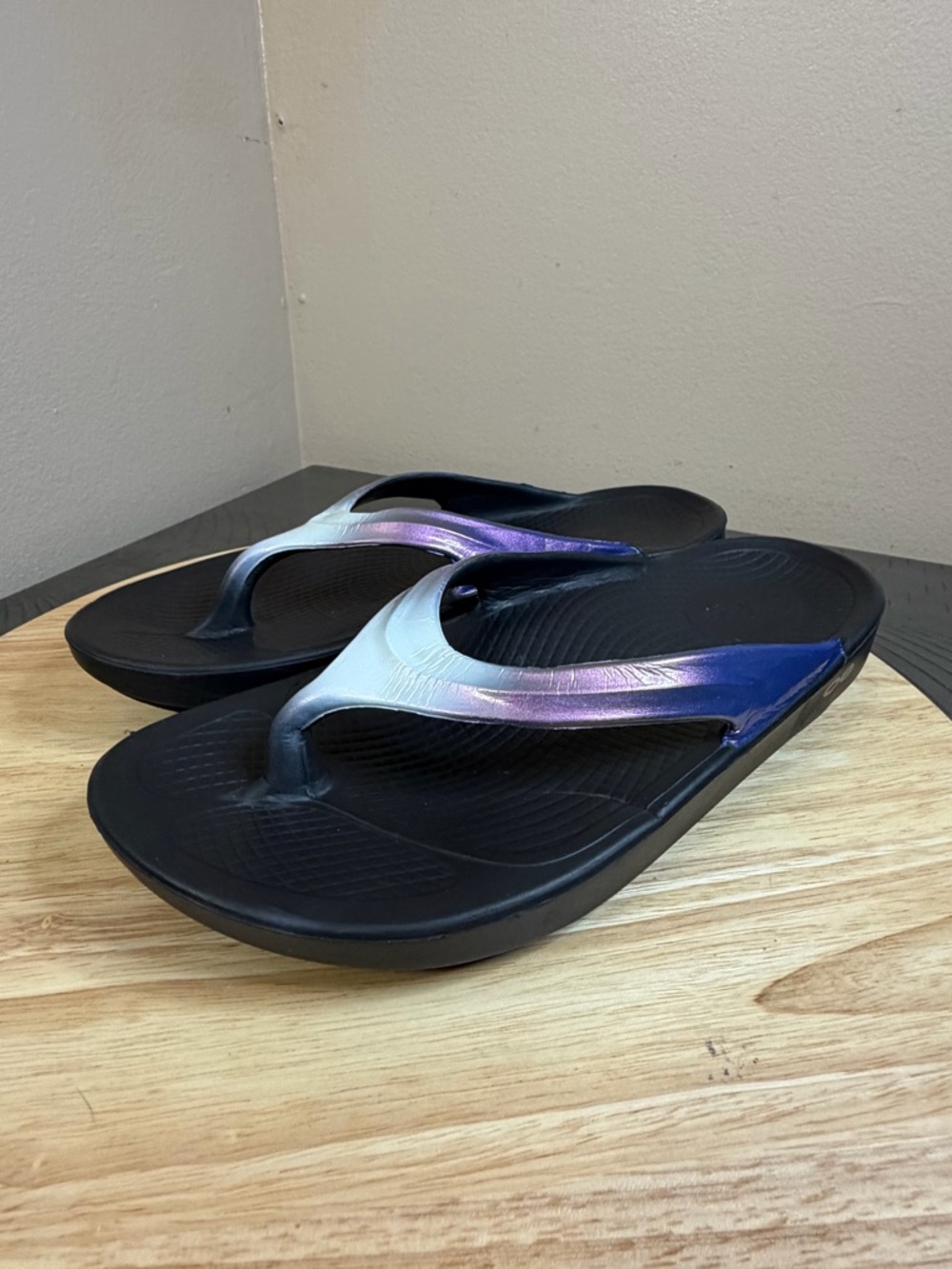 OOFOS Women’s OOlala Luxe Thong Sandals - Picture 5 of 12